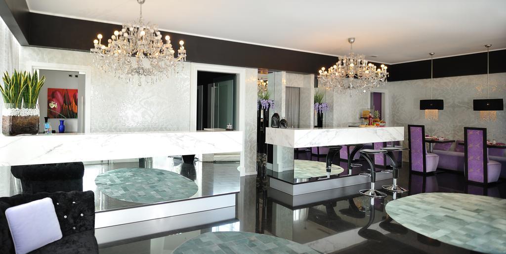 Hotel In - Lounge Room Cazzago  Exterior photo