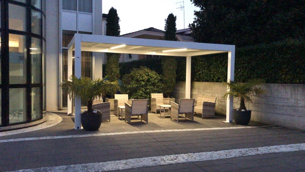 Hotel In - Lounge Room Cazzago  Exterior photo